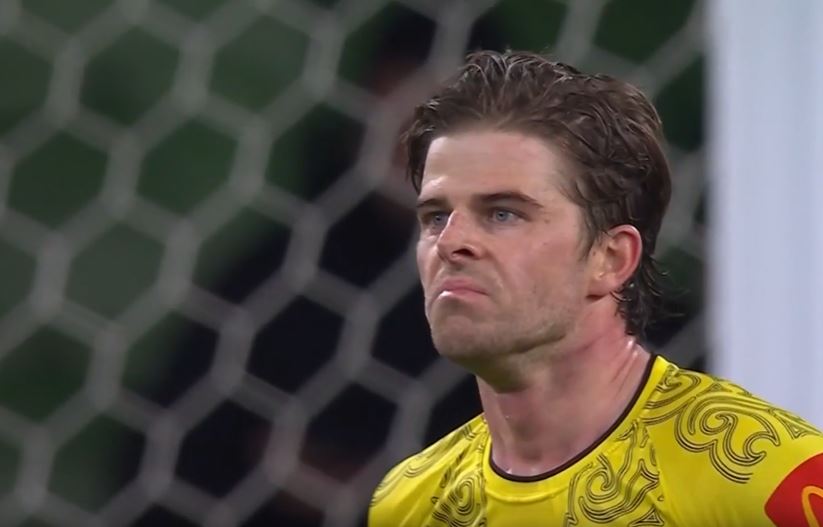 Melbourne Victory, Wellington Phoenix battle hard in a goalless draw